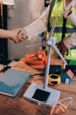 Mühendisler proje türlerinin yapısal analizi ve planları üzerinde çalışmalara yardım ediyorlar..