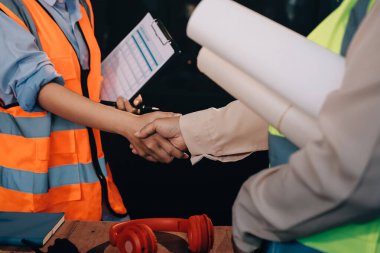 Mühendisler proje türlerinin yapısal analizi ve planları üzerinde çalışmalara yardım ediyorlar..
