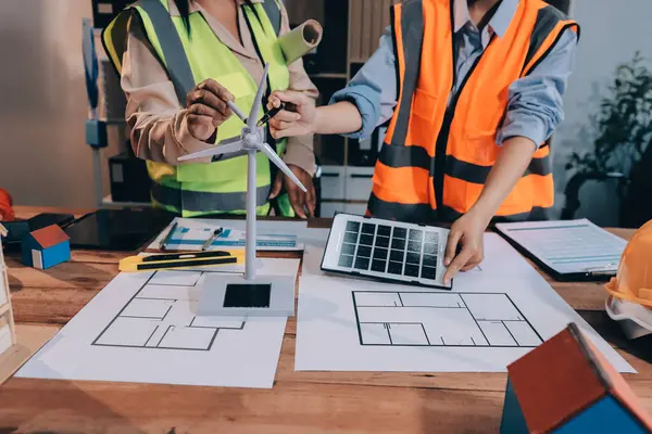 Mühendisler proje türlerinin yapısal analizi ve planları üzerinde çalışmalara yardım ediyorlar..