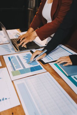 İş görüşmesi zamanı. Girişim projesi üzerinde çalışan iş adamı ve iş kadını.