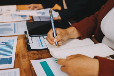 İş görüşmesi zamanı. Girişim projesi üzerinde çalışan iş adamı ve iş kadını.