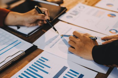 İş görüşmesi zamanı. Girişim projesi üzerinde çalışan iş adamı ve iş kadını.