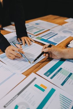 İş görüşmesi zamanı. Girişim projesi üzerinde çalışan iş adamı ve iş kadını.