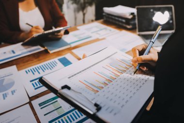 İş görüşmesi zamanı. Girişim projesi üzerinde çalışan iş adamı ve iş kadını.