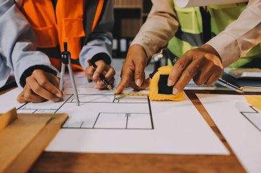 Mühendisler proje türlerinin yapısal analizi ve planları üzerinde çalışmalara yardım ediyorlar..