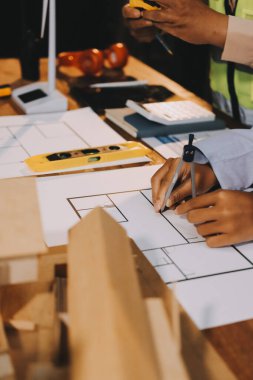 Mühendisler proje türlerinin yapısal analizi ve planları üzerinde çalışmalara yardım ediyorlar..