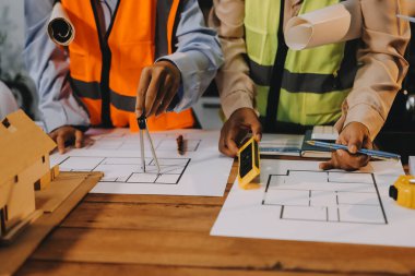 Mühendisler proje türlerinin yapısal analizi ve planları üzerinde çalışmalara yardım ediyorlar..