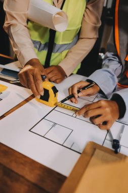 Mühendisler proje türlerinin yapısal analizi ve planları üzerinde çalışmalara yardım ediyorlar..