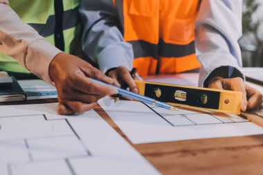 Mühendisler proje türlerinin yapısal analizi ve planları üzerinde çalışmalara yardım ediyorlar..