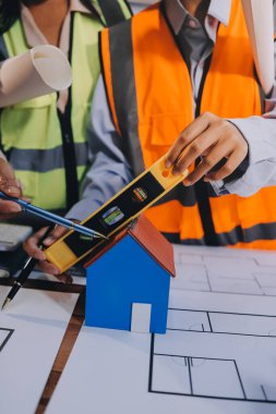 Mühendisler proje türlerinin yapısal analizi ve planları üzerinde çalışmalara yardım ediyorlar..