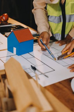 Mühendisler proje türlerinin yapısal analizi ve planları üzerinde çalışmalara yardım ediyorlar..