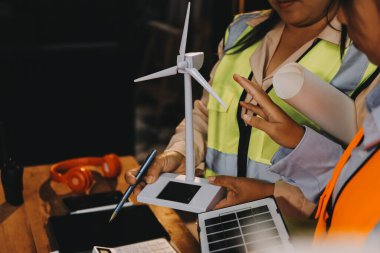 Mühendisler proje türlerinin yapısal analizi ve planları üzerinde çalışmalara yardım ediyorlar..