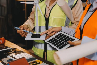 Mühendisler proje türlerinin yapısal analizi ve planları üzerinde çalışmalara yardım ediyorlar..