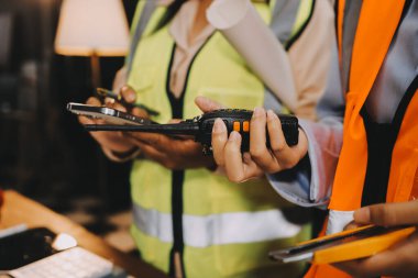 Mühendisler proje türlerinin yapısal analizi ve planları üzerinde çalışmalara yardım ediyorlar..