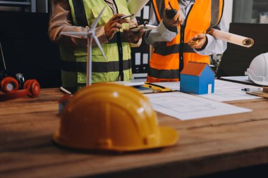 Mühendisler proje türlerinin yapısal analizi ve planları üzerinde çalışmalara yardım ediyorlar..