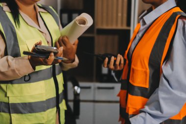 Mühendisler proje türlerinin yapısal analizi ve planları üzerinde çalışmalara yardım ediyorlar..