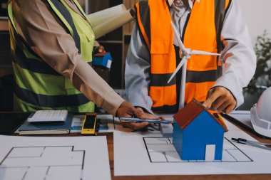 Mühendisler proje türlerinin yapısal analizi ve planları üzerinde çalışmalara yardım ediyorlar..