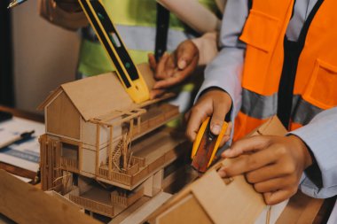 Mühendisler proje türlerinin yapısal analizi ve planları üzerinde çalışmalara yardım ediyorlar..