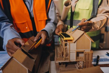 Mühendisler proje türlerinin yapısal analizi ve planları üzerinde çalışmalara yardım ediyorlar..