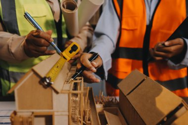 Mühendisler proje türlerinin yapısal analizi ve planları üzerinde çalışmalara yardım ediyorlar..