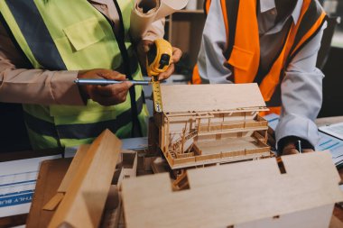 Mühendisler proje türlerinin yapısal analizi ve planları üzerinde çalışmalara yardım ediyorlar..