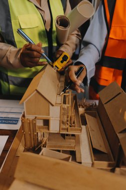 Mühendisler proje türlerinin yapısal analizi ve planları üzerinde çalışmalara yardım ediyorlar..