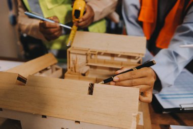 Mühendisler proje türlerinin yapısal analizi ve planları üzerinde çalışmalara yardım ediyorlar..