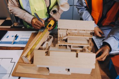 Mühendisler proje türlerinin yapısal analizi ve planları üzerinde çalışmalara yardım ediyorlar..