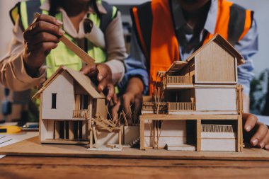 Mühendisler proje türlerinin yapısal analizi ve planları üzerinde çalışmalara yardım ediyorlar..