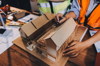 Mühendisler proje türlerinin yapısal analizi ve planları üzerinde çalışmalara yardım ediyorlar..