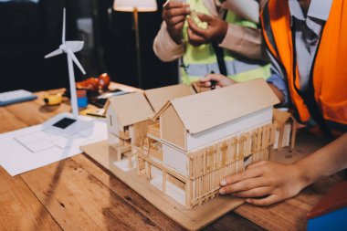 Mühendisler proje türlerinin yapısal analizi ve planları üzerinde çalışmalara yardım ediyorlar..