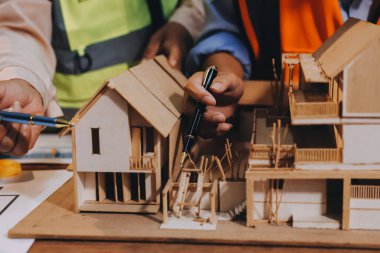 Mühendisler proje türlerinin yapısal analizi ve planları üzerinde çalışmalara yardım ediyorlar..