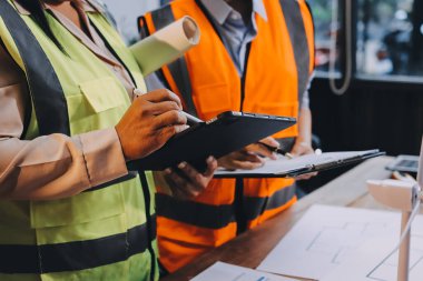 Mühendisler proje türlerinin yapısal analizi ve planları üzerinde çalışmalara yardım ediyorlar..