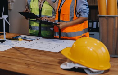 Mühendisler proje türlerinin yapısal analizi ve planları üzerinde çalışmalara yardım ediyorlar..