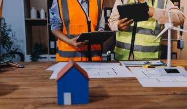 Mühendisler proje türlerinin yapısal analizi ve planları üzerinde çalışmalara yardım ediyorlar..