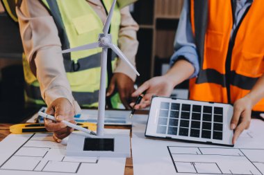 Mühendisler proje türlerinin yapısal analizi ve planları üzerinde çalışmalara yardım ediyorlar..