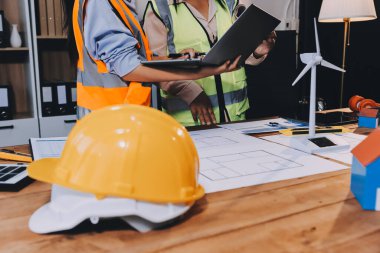 Mühendisler proje türlerinin yapısal analizi ve planları üzerinde çalışmalara yardım ediyorlar..