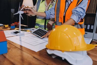 Mühendisler proje türlerinin yapısal analizi ve planları üzerinde çalışmalara yardım ediyorlar..