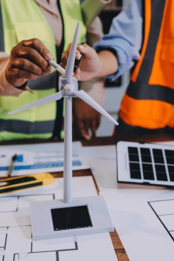 Mühendisler proje türlerinin yapısal analizi ve planları üzerinde çalışmalara yardım ediyorlar..