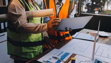 Mühendisler proje türlerinin yapısal analizi ve planları üzerinde çalışmalara yardım ediyorlar..