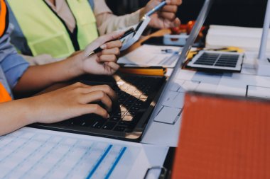 Mühendisler proje türlerinin yapısal analizi ve planları üzerinde çalışmalara yardım ediyorlar..