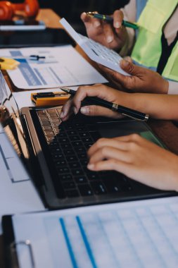 Mühendisler proje türlerinin yapısal analizi ve planları üzerinde çalışmalara yardım ediyorlar..