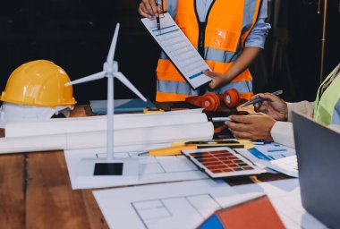 Mühendisler proje türlerinin yapısal analizi ve planları üzerinde çalışmalara yardım ediyorlar..