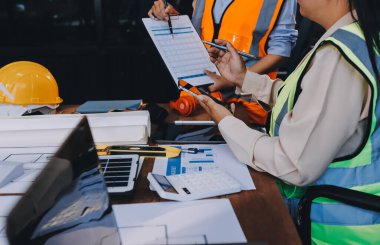 Mühendisler proje türlerinin yapısal analizi ve planları üzerinde çalışmalara yardım ediyorlar..