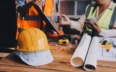 Mühendisler proje türlerinin yapısal analizi ve planları üzerinde çalışmalara yardım ediyorlar..