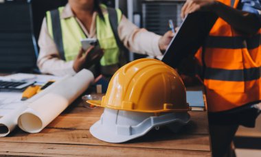 Mühendisler proje türlerinin yapısal analizi ve planları üzerinde çalışmalara yardım ediyorlar..