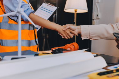 Mühendisler proje türlerinin yapısal analizi ve planları üzerinde çalışmalara yardım ediyorlar..