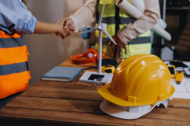 Mühendisler proje türlerinin yapısal analizi ve planları üzerinde çalışmalara yardım ediyorlar..