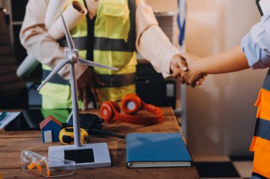 Mühendisler proje türlerinin yapısal analizi ve planları üzerinde çalışmalara yardım ediyorlar..
