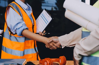 Mühendisler proje türlerinin yapısal analizi ve planları üzerinde çalışmalara yardım ediyorlar..